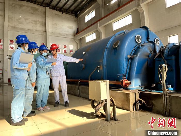 南方电网工作人员在贵港理昂生物质发电有限公司开展安全用电检查工作。　韦振宏 摄