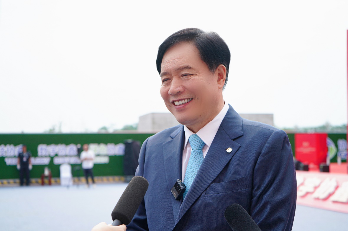 协鑫集团董事长朱共山在投产现场
