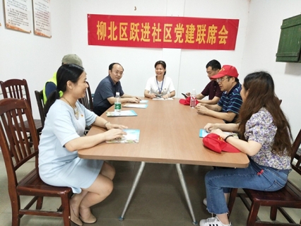 党建引领 美化家园 助力创城  — —柳州市中小企业服务中心党支部<em>到</em>跃进社区开展“<em>四</em><em>联</em><em>双</em><em>报</em><em>到</em>”活动