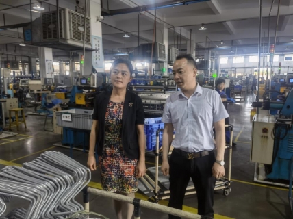 柳东新区党工委副<em>书</em>记彭靖开展“企业服务年”走访活动 助力企业稳步发展